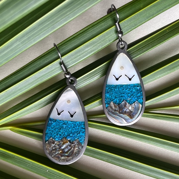 Vintage 1991 Geniuine Abalone & Mother of Pearl  Earrings with crushed Turquoise - Picture 1 of 4